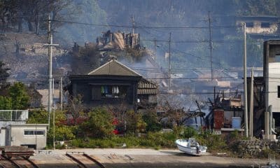 OITA (Japan), 19/11/2025.- Smoke rises from the site of a fire that burned residential buildings and shops Saganoseki district of Oita, southwestern Japan, 19 November 2025. A fire broke out in the Saganoseki district on the evening of 18 November 2025, damaging more than 170 buildings. According to Oita Prefecture government, a man in his 70s is unaccounted for while 175 people were evacuated. (Japón) EFE/EPA/JIJI PRESS JAPAN OUT EDITORIAL USE ONLY/