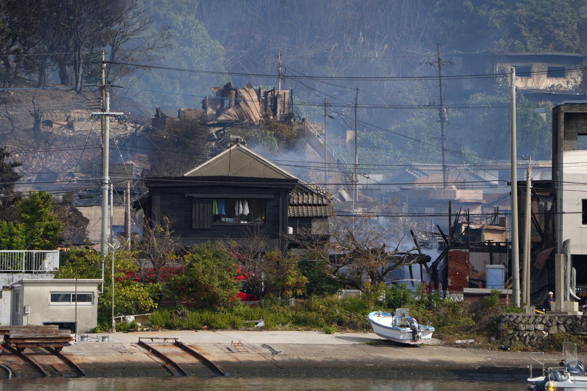 OITA (Japan), 19/11/2025.- Smoke rises from the site of a fire that burned residential buildings and shops Saganoseki district of Oita, southwestern Japan, 19 November 2025. A fire broke out in the Saganoseki district on the evening of 18 November 2025, damaging more than 170 buildings. According to Oita Prefecture government, a man in his 70s is unaccounted for while 175 people were evacuated. (Japón) EFE/EPA/JIJI PRESS JAPAN OUT EDITORIAL USE ONLY/