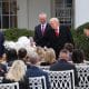 El presidente de Estados Unidos, Donald Trump (2-d), habla en la ceremonia para indultar los pavos de Acción de Gracias este martes, en el jardín de rosas de la Casa Blanca en Washington (Estados Unidos). EFE/ Octavio Guzmán