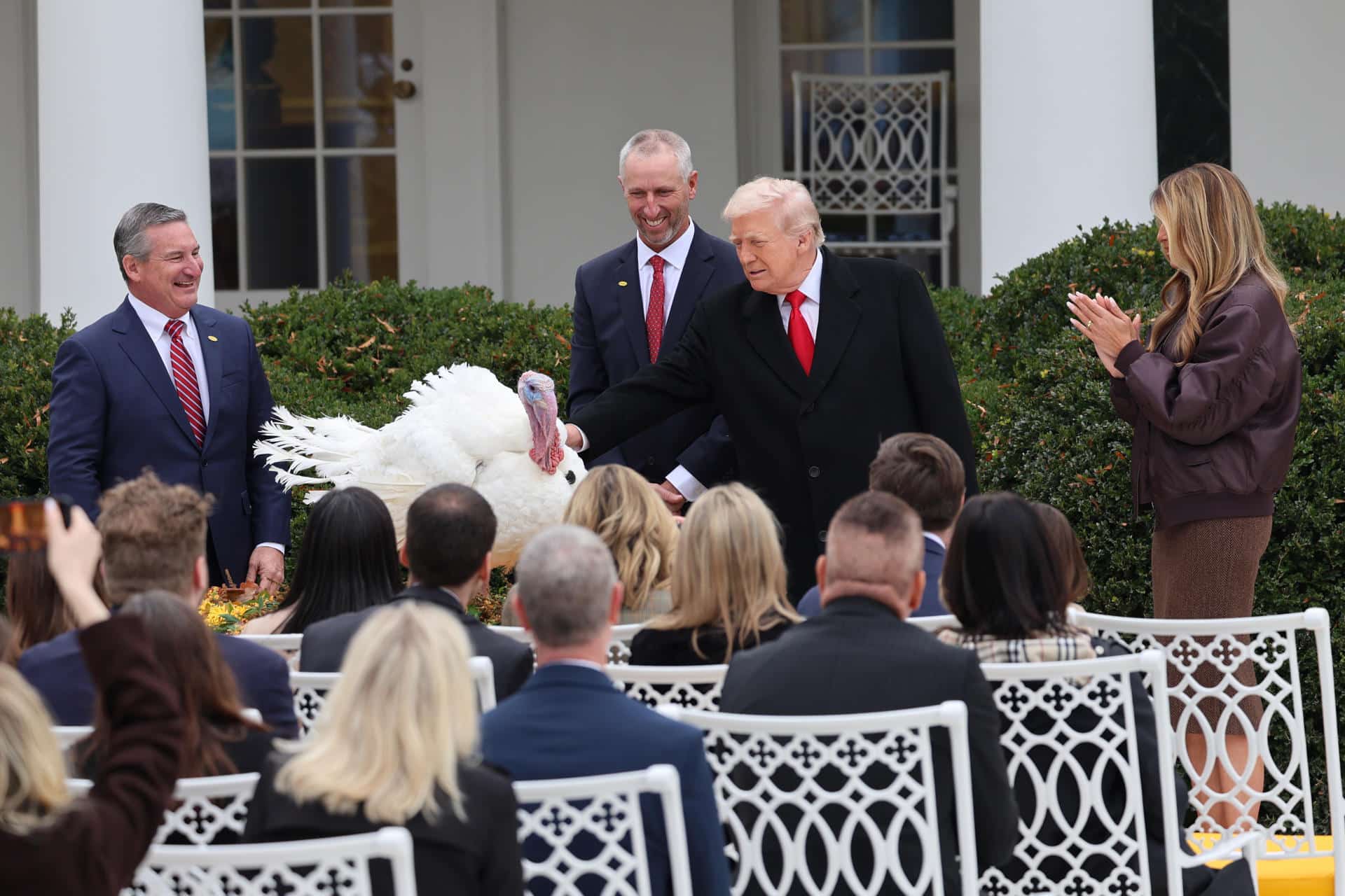 El presidente de Estados Unidos, Donald Trump (2-d), habla en la ceremonia para indultar los pavos de Acción de Gracias este martes, en el jardín de rosas de la Casa Blanca en Washington (Estados Unidos). EFE/ Octavio Guzmán
