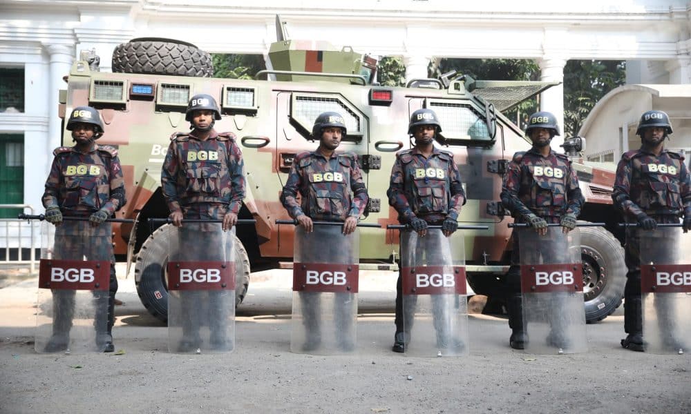 Personal de seguridad de Bangladés custodia la entrada del Tribunal Internacional de Crímenes en Daca, Bangladés, el 13 de noviembre de 2025. EFE/EPA/MONIRUL ALAM