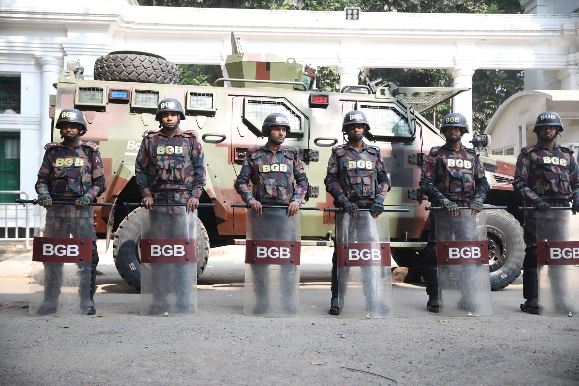 Personal de seguridad de Bangladés custodia la entrada del Tribunal Internacional de Crímenes en Daca, Bangladés, el 13 de noviembre de 2025. EFE/EPA/MONIRUL ALAM