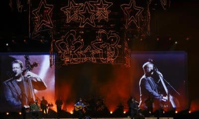 La banda británica de folk rock Mumford & Sons durante su actuación en Barcelona en el único concierto en España de su gira europea, para presentar su último trabajo, Rushmere, donde repasa los temas emblemáticos que los situaron como una de las bandas más interesantes de la década pasada. EFE/Quique García