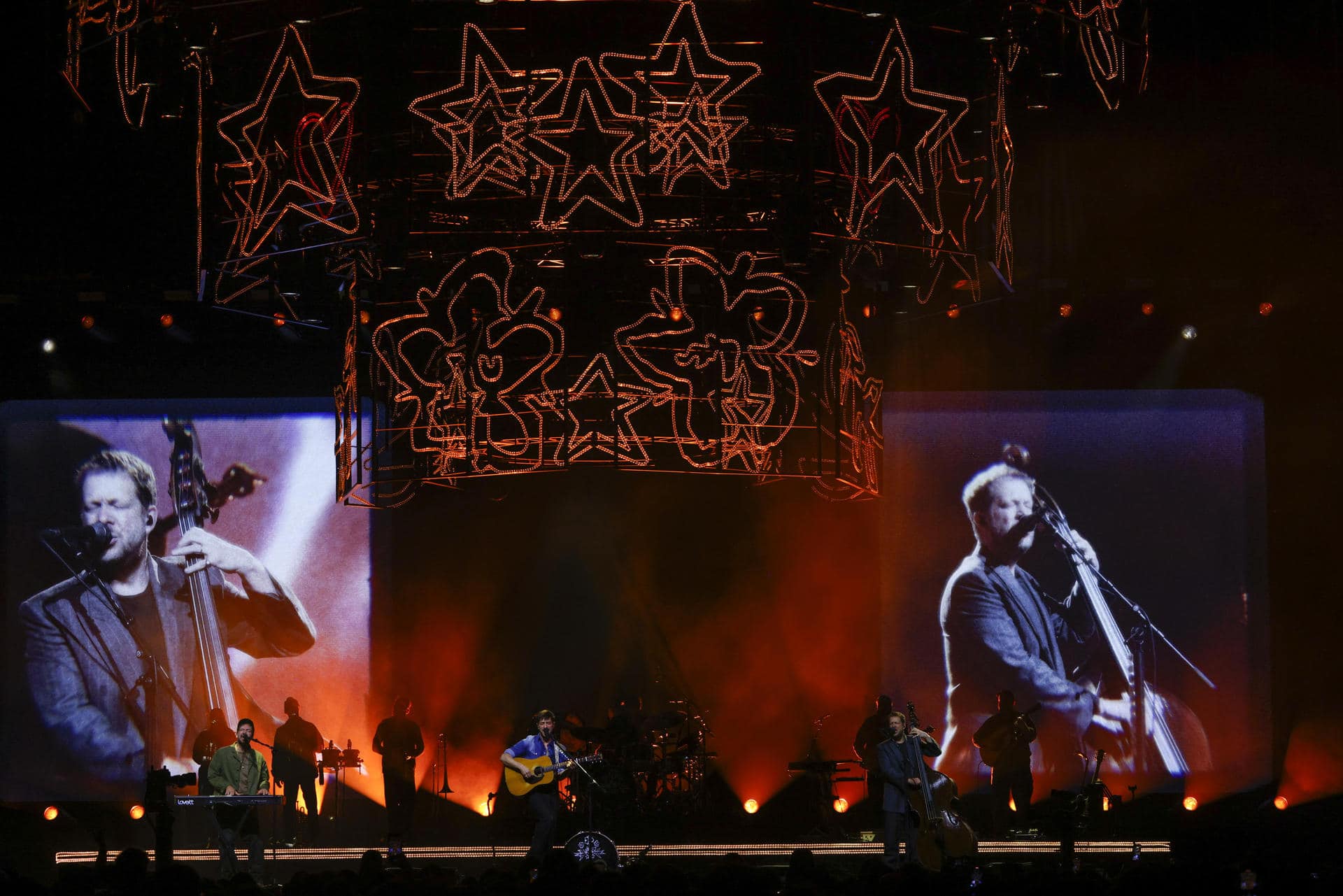 La banda británica de folk rock Mumford & Sons durante su actuación en Barcelona en el único concierto en España de su gira europea, para presentar su último trabajo, Rushmere, donde repasa los temas emblemáticos que los situaron como una de las bandas más interesantes de la década pasada. EFE/Quique García