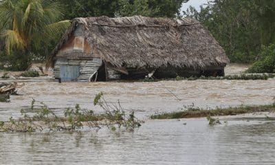 Fotografía que muestra una casa inundada por la crecida de un río tras el paso del huracán Melissa en Cuba. EFE/ Ernesto Mastrascusa