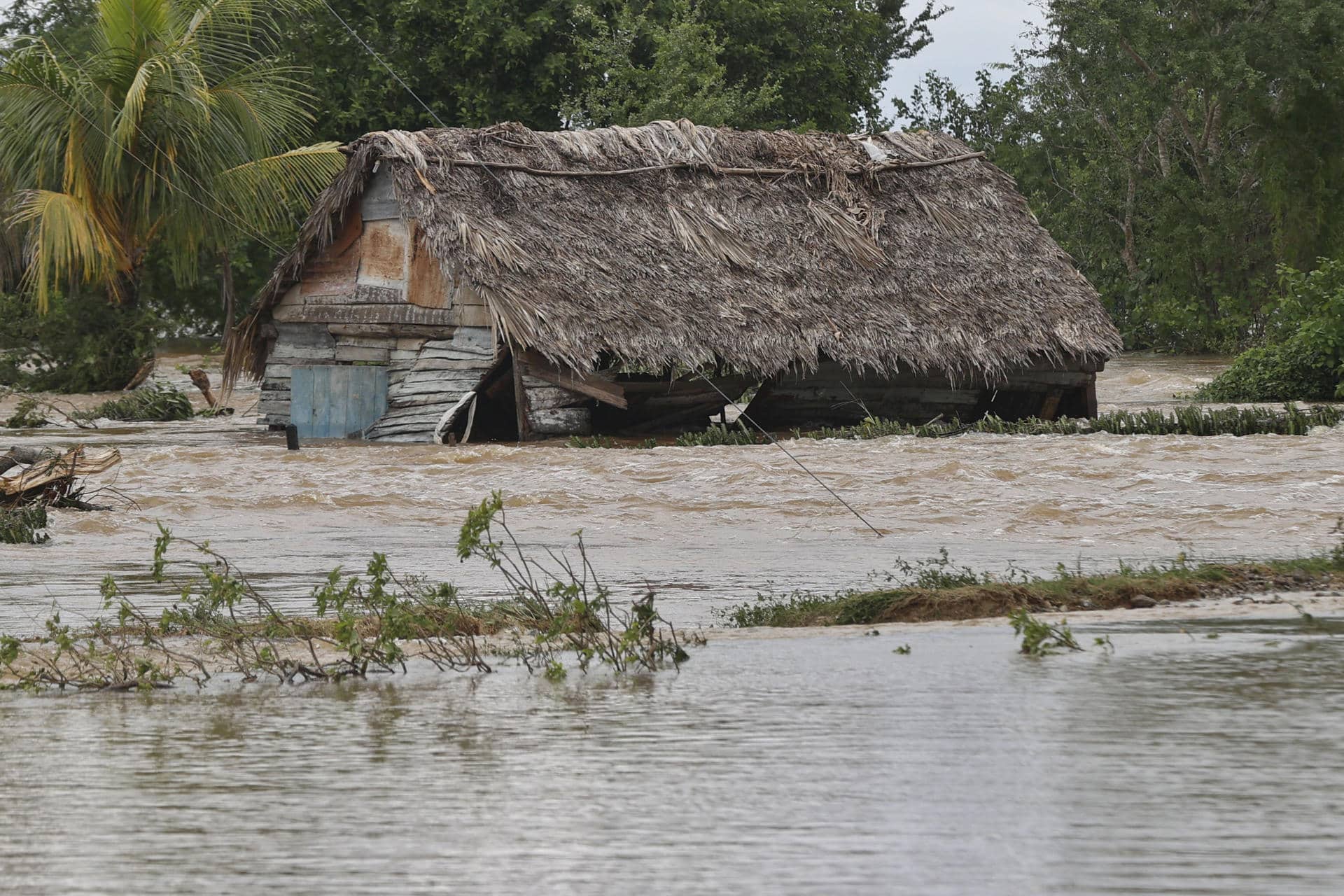 Fotografía que muestra una casa inundada por la crecida de un río tras el paso del huracán Melissa en Cuba. EFE/ Ernesto Mastrascusa