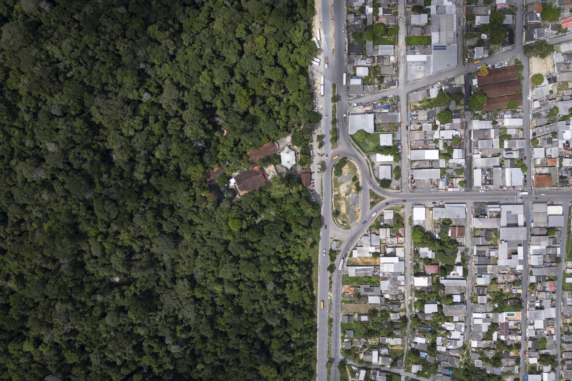 Fotografía archivo tomada con dron del 22 de abril de 2024 que muestra la división entre la selva amazónica y la ciudad frente al Museo Amazonas, en la ciudad de Manaos (Brasil). EFE/ Isaac Fontana ARCHIVO