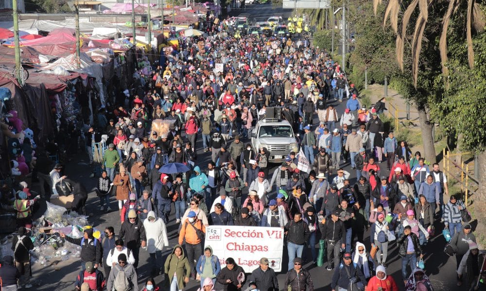 Maestros mexicanos de la Coordinadora Nacional de Trabajadores de la Educación (CNTE) se manifiestan este jueves, en Ciudad de México (México). EFE/ Mario Guzmán