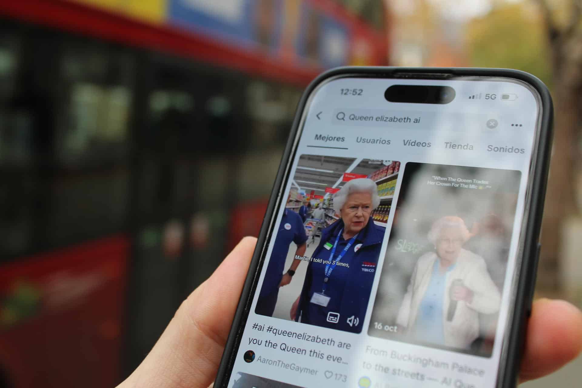 Tres años después de su fallecimiento, la figura de la reina Isabel II recobra vida en redes sociales gracias a la inteligencia artificial (IA) y los vídeos hiperrealistas en los que aparece rapeando, practicando la lucha libre o trabajando como cajera en un supermercado, que se han vuelto rápidamente virales. EFE/Raúl Bobé.