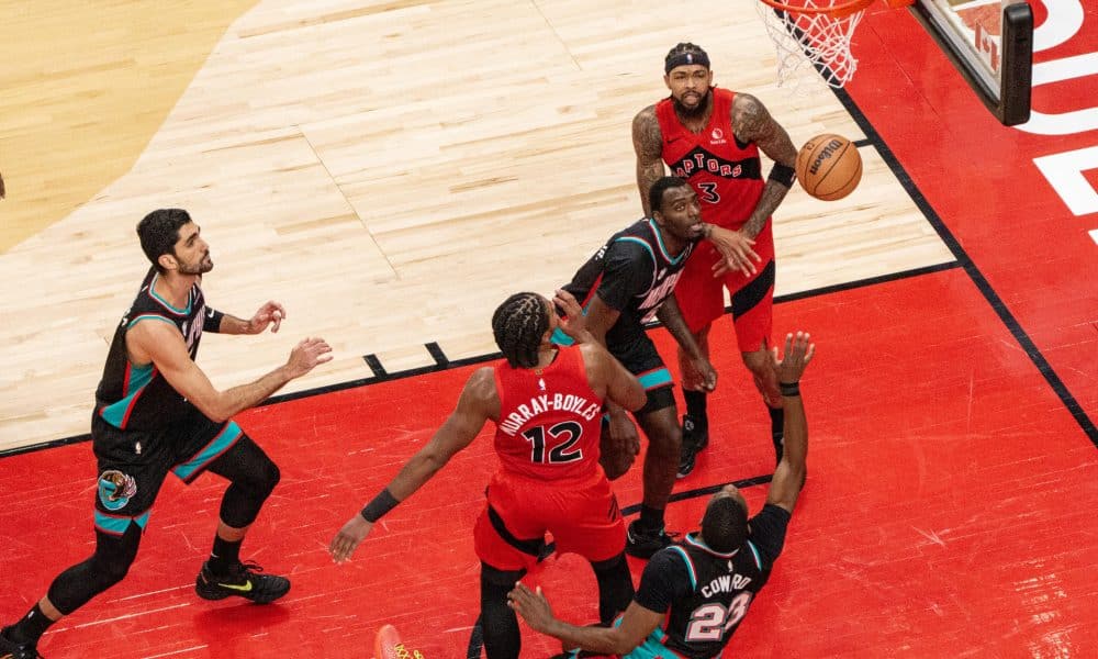 Collin Murray-Boyles (c) de los Raptors, disputa un balón con Cedric Coward, de Grizzlies de Memphis, este domingo durante un juego de la NBA en Toronto. EFE/ Julio Cesar Rivas