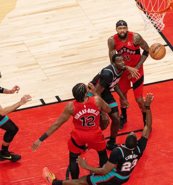 Collin Murray-Boyles (c) de los Raptors, disputa un balón con Cedric Coward, de Grizzlies de Memphis, este domingo durante un juego de la NBA en Toronto. EFE/ Julio Cesar Rivas
