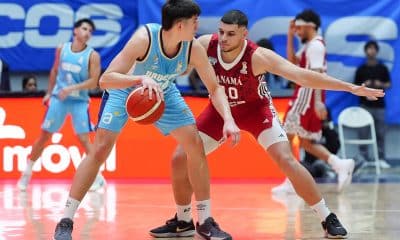 Justin Quintero (d), de Panamá, disputa un balón con Joaquín Taboada, de Uruguay, este jueves durante un partido del Grupo D de la clasificación para la Copa Mundial de Baloncesto 2027 en la Arena Roberto Durán en Ciudad de Panamá. EFE/ Eliecer Augusto Aizprua Banfield