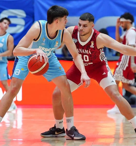 Justin Quintero (d), de Panamá, disputa un balón con Joaquín Taboada, de Uruguay, este jueves durante un partido del Grupo D de la clasificación para la Copa Mundial de Baloncesto 2027 en la Arena Roberto Durán en Ciudad de Panamá. EFE/ Eliecer Augusto Aizprua Banfield