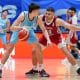 Justin Quintero (d), de Panamá, disputa un balón con Joaquín Taboada, de Uruguay, este jueves durante un partido del Grupo D de la clasificación para la Copa Mundial de Baloncesto 2027 en la Arena Roberto Durán en Ciudad de Panamá. EFE/ Eliecer Augusto Aizprua Banfield