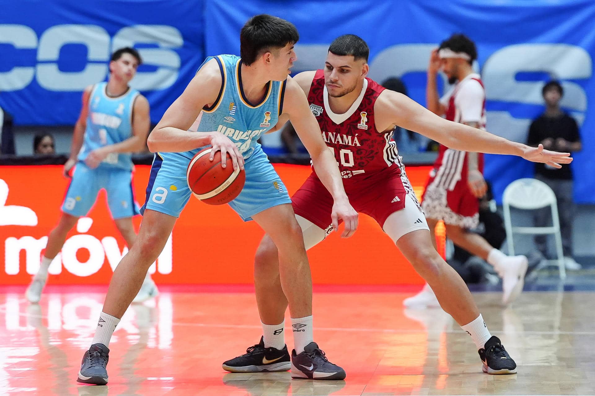 Justin Quintero (d), de Panamá, disputa un balón con Joaquín Taboada, de Uruguay, este jueves durante un partido del Grupo D de la clasificación para la Copa Mundial de Baloncesto 2027 en la Arena Roberto Durán en Ciudad de Panamá. EFE/ Eliecer Augusto Aizprua Banfield