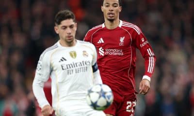 Hugo Ekitike (s) y Federico Valverde durante el partido de la UEFA Champions League que han jugado Liverpool FC y Real Madrid, en Liverpool, Reino Unido. EFE/EPA/ADAM VAUGHAN