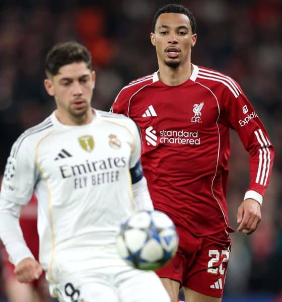 Hugo Ekitike (s) y Federico Valverde durante el partido de la UEFA Champions League que han jugado Liverpool FC y Real Madrid, en Liverpool, Reino Unido. EFE/EPA/ADAM VAUGHAN