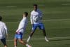 El brasileño del Real Madrid Vinicius jr (d), durante el entrenamiento realizado en la Ciudad Deportiva de Valdebebas, donde el equipo prepara el partido de Liga de Campeones que disputará ante el Liverpool. EFE/Rodrigo Jiménez
