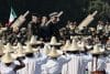 La presidenta de México, Claudia Sheinbaum (c), junto al secretario de la Defensa, Ricardo Treviño Trejo (i) y el secretario de Marina, Raymundo Pérez Morales (d), participan en el desfile por el 115 Aniversario del inicio de la Revolución Mexicana, este jueves en la Plaza de la Constitución, en Ciudad de México (México). EFE/José Méndez
