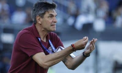 El entrenador de Lanús, Mauricio Pellegrino, este sábado en la final de la Copa Sudamericana entre su equipo y el Atlético Mineiro en el estadio Defensores del Chaco, en Asunción (Paraguay). EFE/ Mauricio Dueñas Castañeda