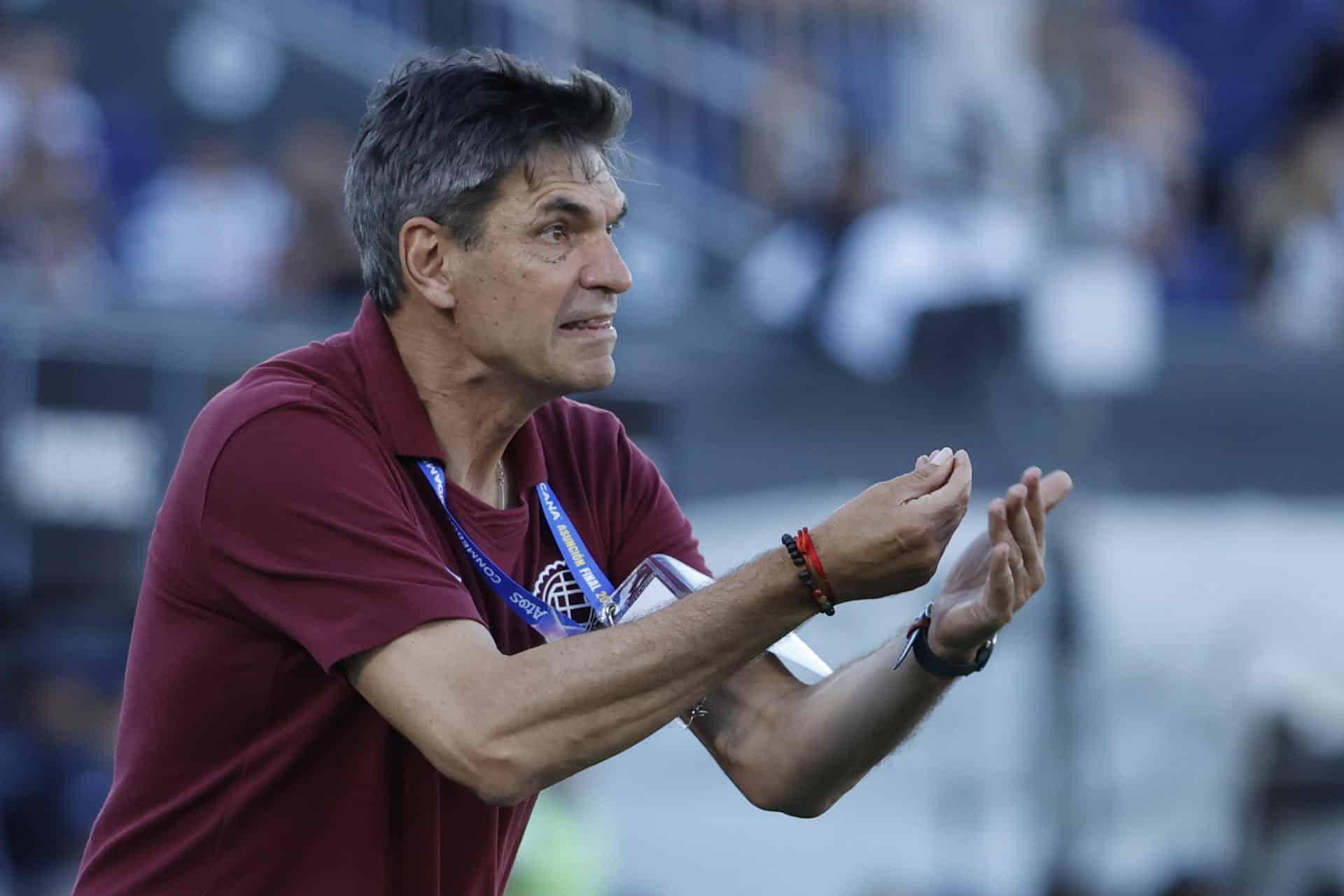 El entrenador de Lanús, Mauricio Pellegrino, este sábado en la final de la Copa Sudamericana entre su equipo y el Atlético Mineiro en el estadio Defensores del Chaco, en Asunción (Paraguay). EFE/ Mauricio Dueñas Castañeda