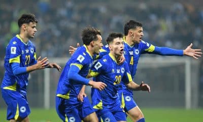 El jugador de Bosnia y Herzegovina Esmir Bajraktarevic (C) celebra el 2-1 durante el partido de clasificación jugado en Zenica, Bosnia y Herzegovina. EFE/EPA/NIDAL SALJIC