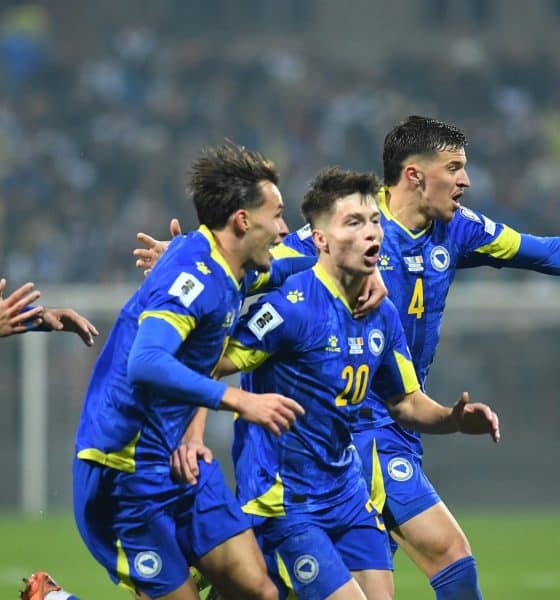 El jugador de Bosnia y Herzegovina Esmir Bajraktarevic (C) celebra el 2-1 durante el partido de clasificación jugado en Zenica, Bosnia y Herzegovina. EFE/EPA/NIDAL SALJIC