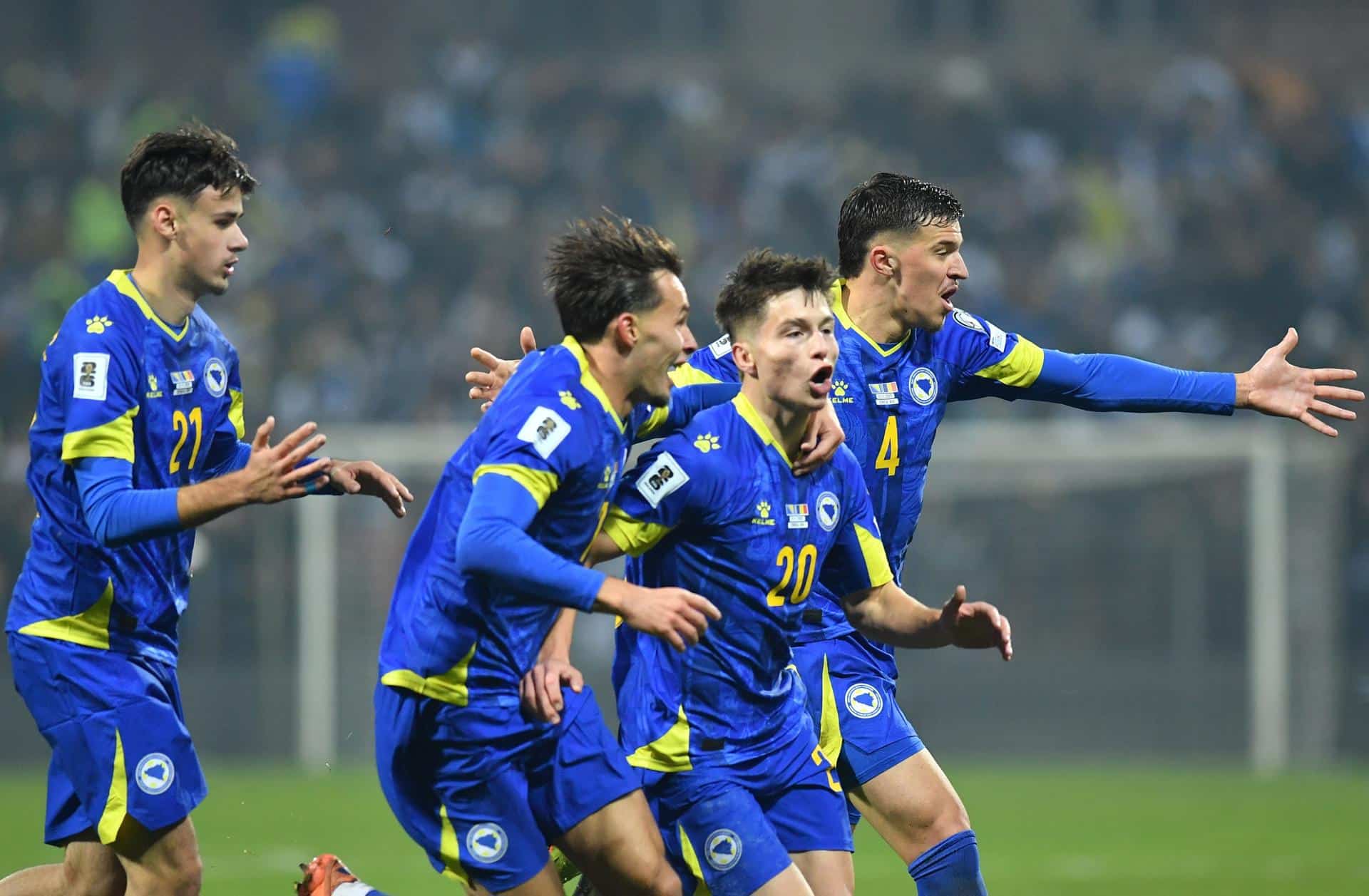 El jugador de Bosnia y Herzegovina Esmir Bajraktarevic (C) celebra el 2-1 durante el partido de clasificación jugado en Zenica, Bosnia y Herzegovina. EFE/EPA/NIDAL SALJIC