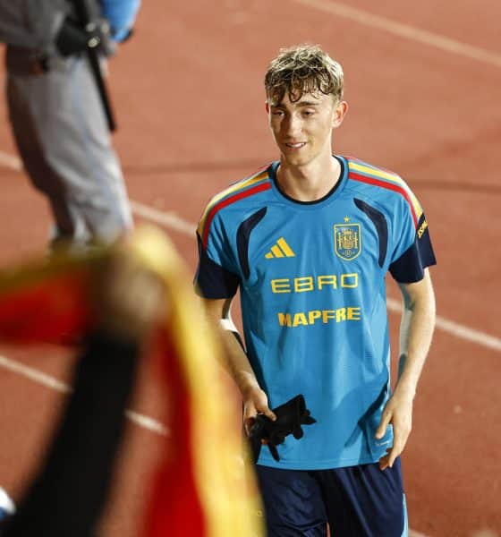 El defensa de la selección española Dean Huijsen participa en un entrenamiento en la Ciudad del Fútbol de Las Rozas, en Madrid, de cara a los partidos clasificatorios para el Mundial 2026 contra Georgia y Turquía. EFE/ Rodrigo Jiménez
