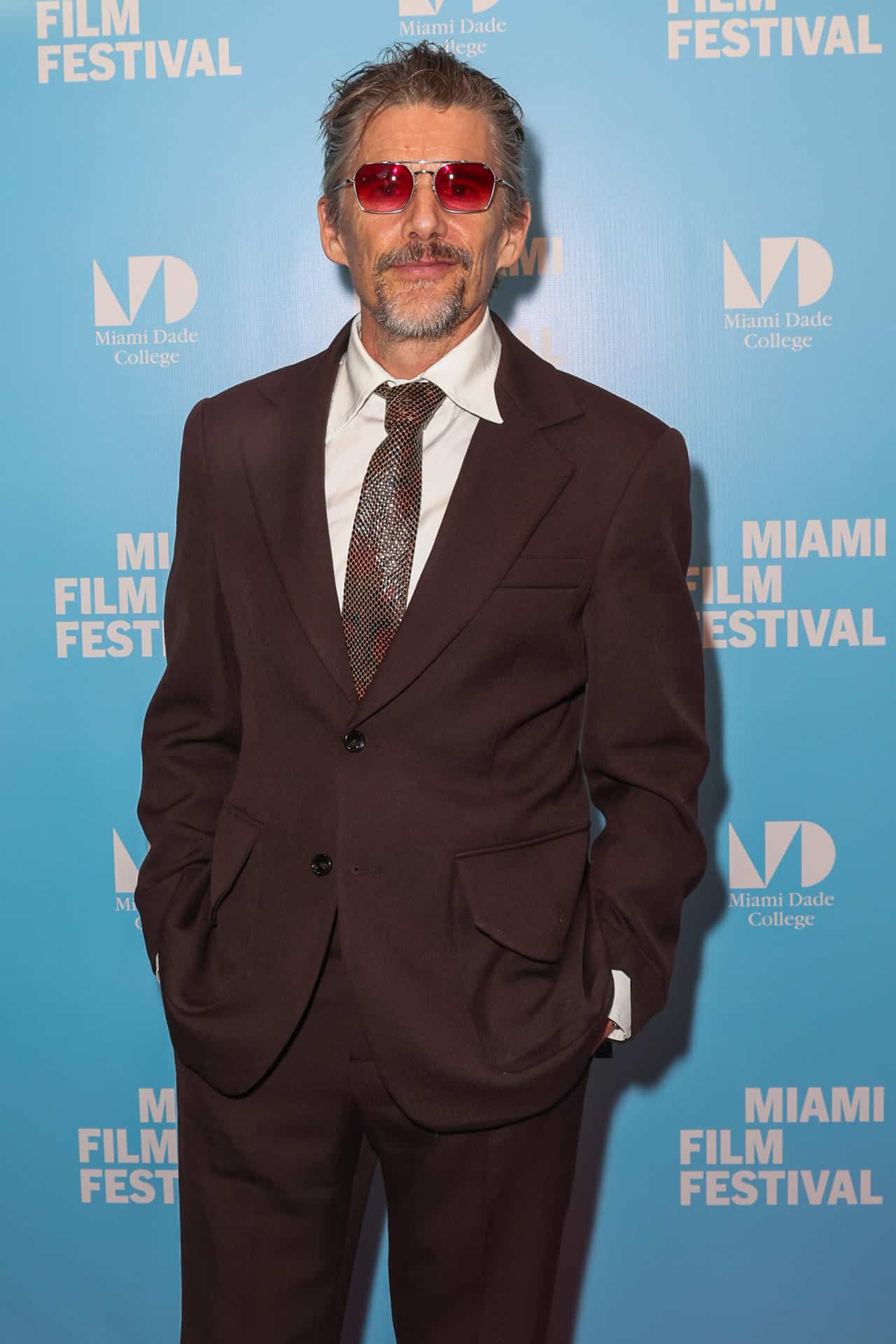 El actor Ethan Hawke posa en la alfombra del Festival de cine GEMS donde se le otorgará el premio Variety Virtuoso este domingo, en Miami (Estados Unidos). EFE/ Giorgio Viera