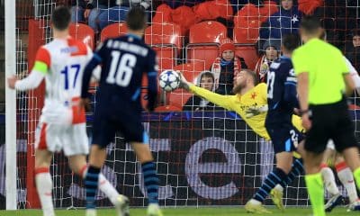 El portero del Slavia Jindrich Stanek (C) en acción durante el partido de la UEFA Champions League league que han jugado Slavia Praga y Athletic Club en Praga, República Checa. EFE/EPA/MARTIN DIVISEK