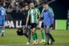 El jugador del Real Betis Sofyan Amrabat (2i) se retira lesionado durante el partido de Liga Europea UEFA disputado ante el FC Utrecht, este jueves en el estadio de La Cartuja. EFE/José Manuel Vidal
