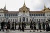 Tailandeses hacen fila para rendir homenaje a la difunta reina madre Sirikit en el Salón del Trono Dusit Maha Prasat dentro del Gran Palacio en Bangkok, Tailandia, el 9 de noviembre de 2025. EFE/EPA/RUNGROJ YONGRIT
