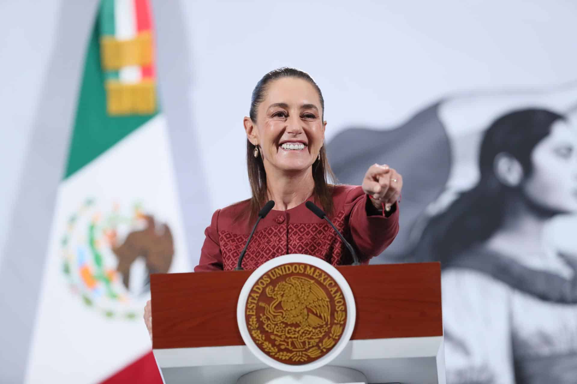 La presidenta de México, Claudia Sheinbaum, habla en una rueda de prensa este lunes, en Palacio Nacional de la Ciudad de México (México). EFE/ Mario Guzmán