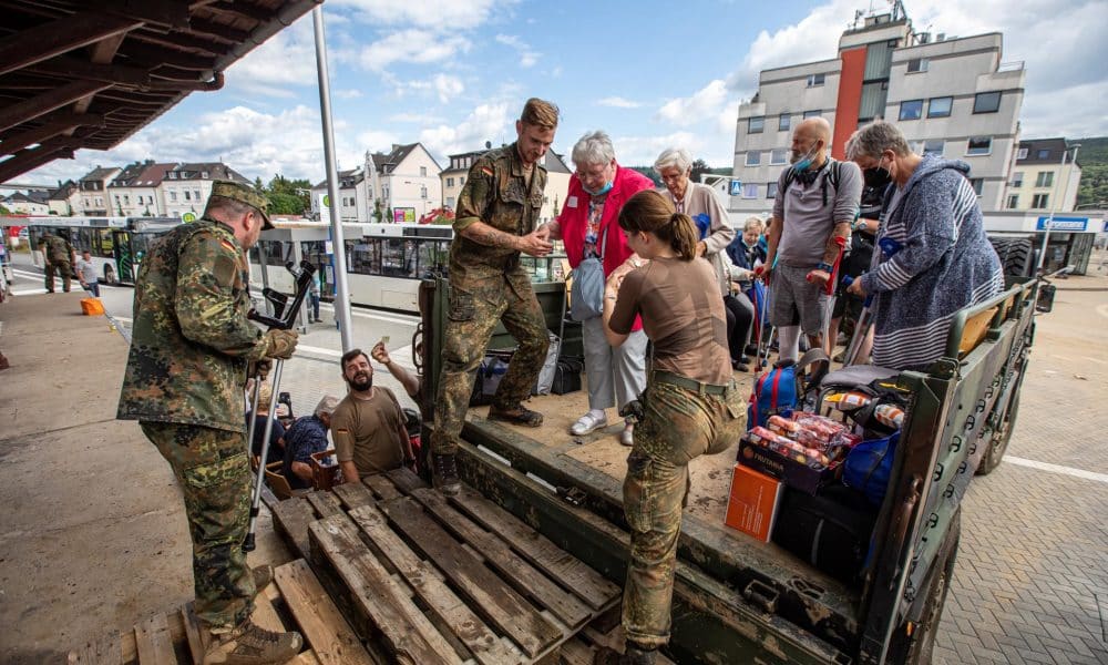Soldados alemanes ayudan a civiles durante una emergencia en Bad Neuenahr. EFE/EPA/CONSTANTIN ZINN
ALEMANIA INUNDACIONES: BAD NEUENAHR (ALEMANIA), 15/07/2021.- Soldados alemanes ayudan en la evacuación de un hospital inundado este jueves en Bad Neuenahr. Extensas zonas del oeste de Alemania se han visto afectadas por fuertes y continuas lluvias esta última noche, lo que ha desembocado en numerosas inundaciones que han destrozado edificios y barrido vehículos. EFE/CONSTANTIN ZINN