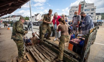 Soldados alemanes ayudan a civiles durante una emergencia en Bad Neuenahr. EFE/EPA/CONSTANTIN ZINN
ALEMANIA INUNDACIONES: BAD NEUENAHR (ALEMANIA), 15/07/2021.- Soldados alemanes ayudan en la evacuación de un hospital inundado este jueves en Bad Neuenahr. Extensas zonas del oeste de Alemania se han visto afectadas por fuertes y continuas lluvias esta última noche, lo que ha desembocado en numerosas inundaciones que han destrozado edificios y barrido vehículos. EFE/CONSTANTIN ZINN