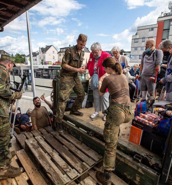 Soldados alemanes ayudan a civiles durante una emergencia en Bad Neuenahr. EFE/EPA/CONSTANTIN ZINN
ALEMANIA INUNDACIONES: BAD NEUENAHR (ALEMANIA), 15/07/2021.- Soldados alemanes ayudan en la evacuación de un hospital inundado este jueves en Bad Neuenahr. Extensas zonas del oeste de Alemania se han visto afectadas por fuertes y continuas lluvias esta última noche, lo que ha desembocado en numerosas inundaciones que han destrozado edificios y barrido vehículos. EFE/CONSTANTIN ZINN