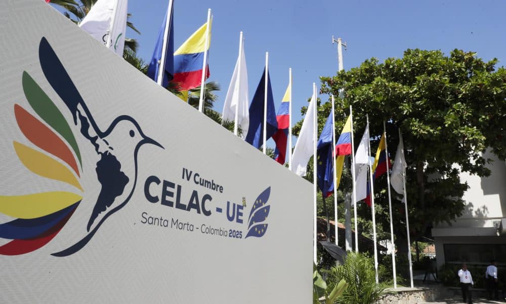 Fotografía que muestra un cartel con el logo de la IV Cumbre de la Comunidad de Estados Latinoamericanos y Caribeños (CELAC) este sábado, en Santa Marta (Colombia). EFE/ Carlos Ortega
