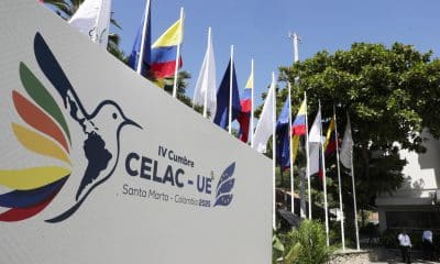 Fotografía que muestra un cartel con el logo de la IV Cumbre de la Comunidad de Estados Latinoamericanos y Caribeños (CELAC) este sábado, en Santa Marta (Colombia). EFE/ Carlos Ortega