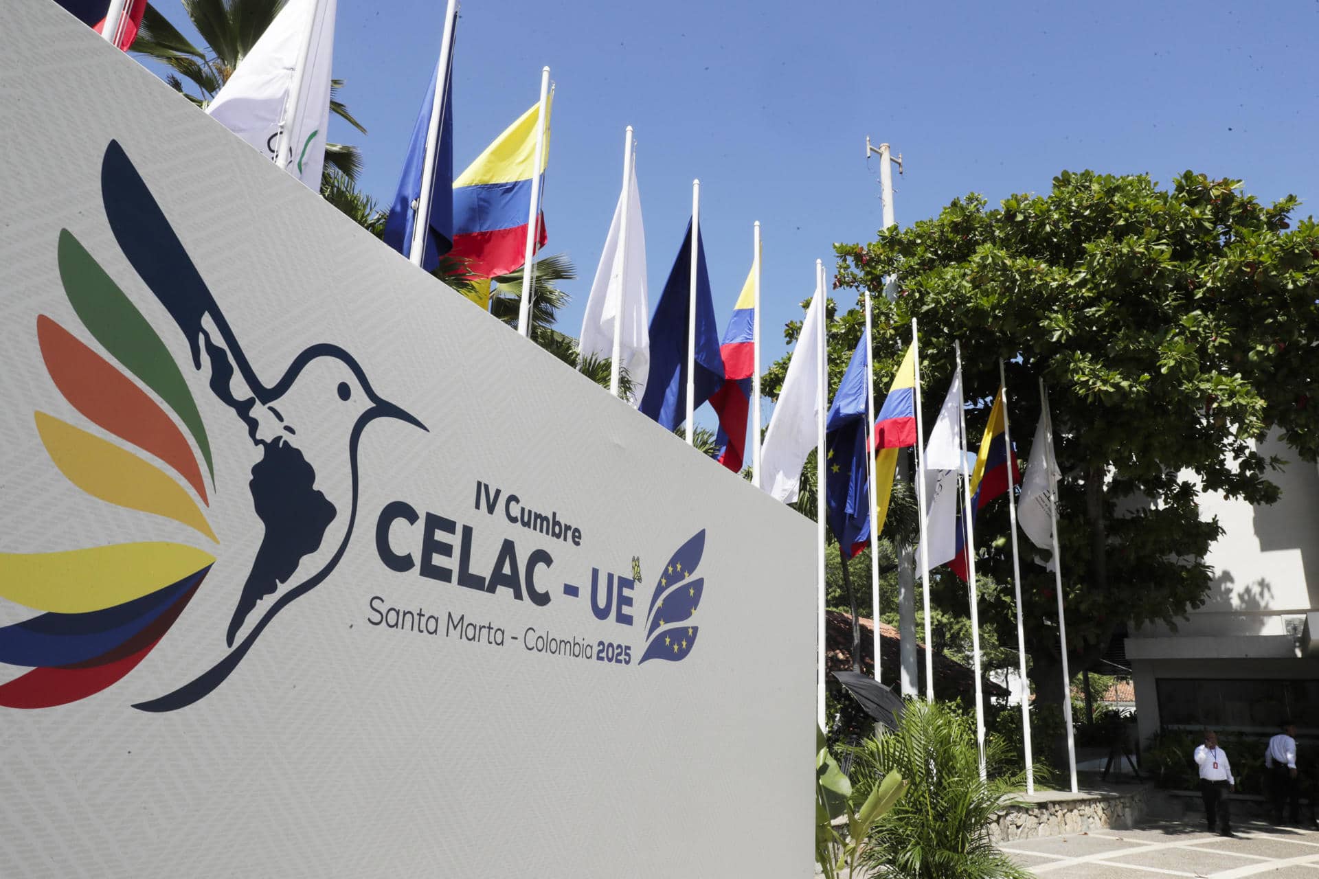 Fotografía que muestra un cartel con el logo de la IV Cumbre de la Comunidad de Estados Latinoamericanos y Caribeños (CELAC) este sábado, en Santa Marta (Colombia). EFE/ Carlos Ortega