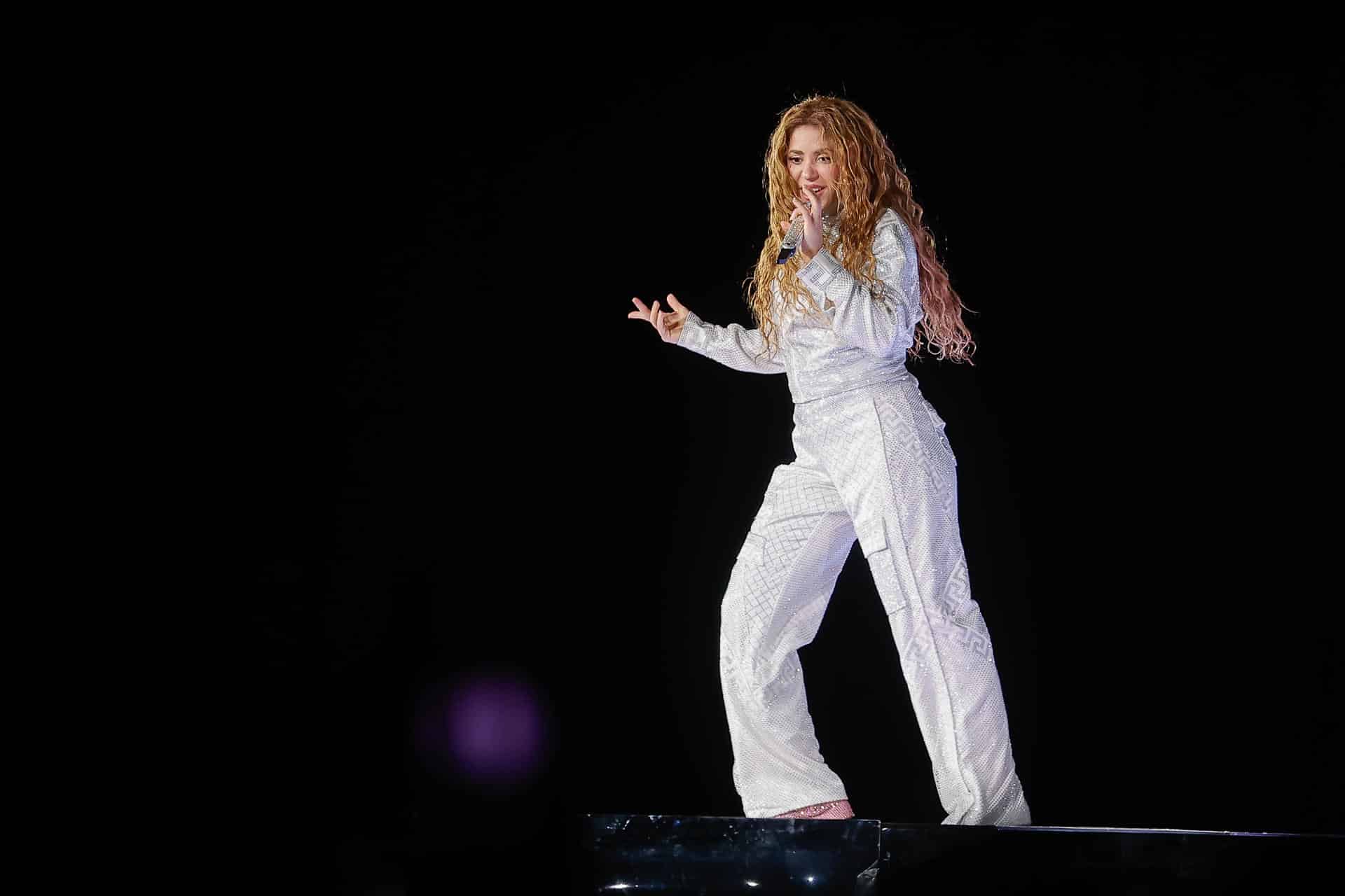 La cantante colombiana Shakira durante un concierto de su gira 'Las mujeres ya no lloran World Tour' este sábado, en el Estadio Olímpico Atahualpa en Quito (Ecuador). EFE/ José Jácome