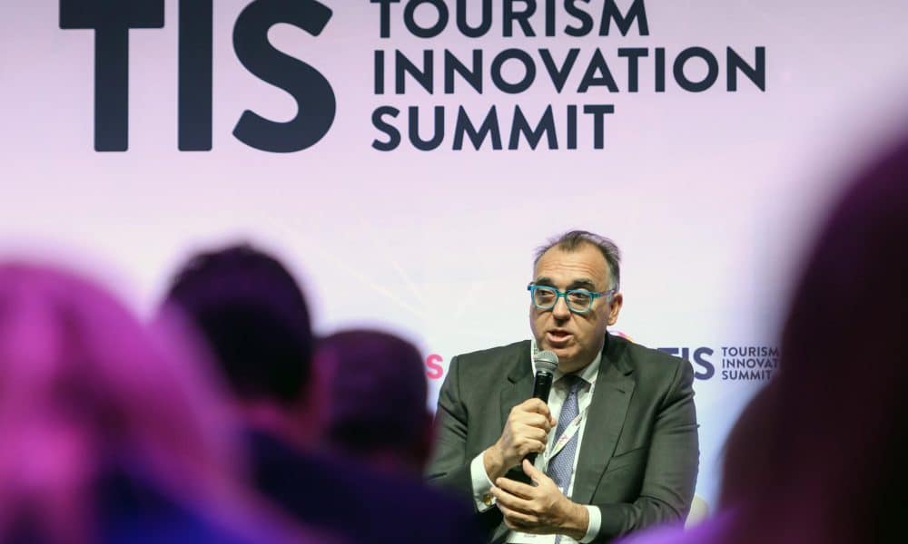 El consejero de Turismo y Andalucía Exterior de la Junta de Andalucía, Arturo Bernal, durante su intervención en el Foro de Regiones Turísticas Innovadoras en el marco del Tourism Innovation Summit, en Sevilla. Imagen de archivo. EFE/Raúl Caro
