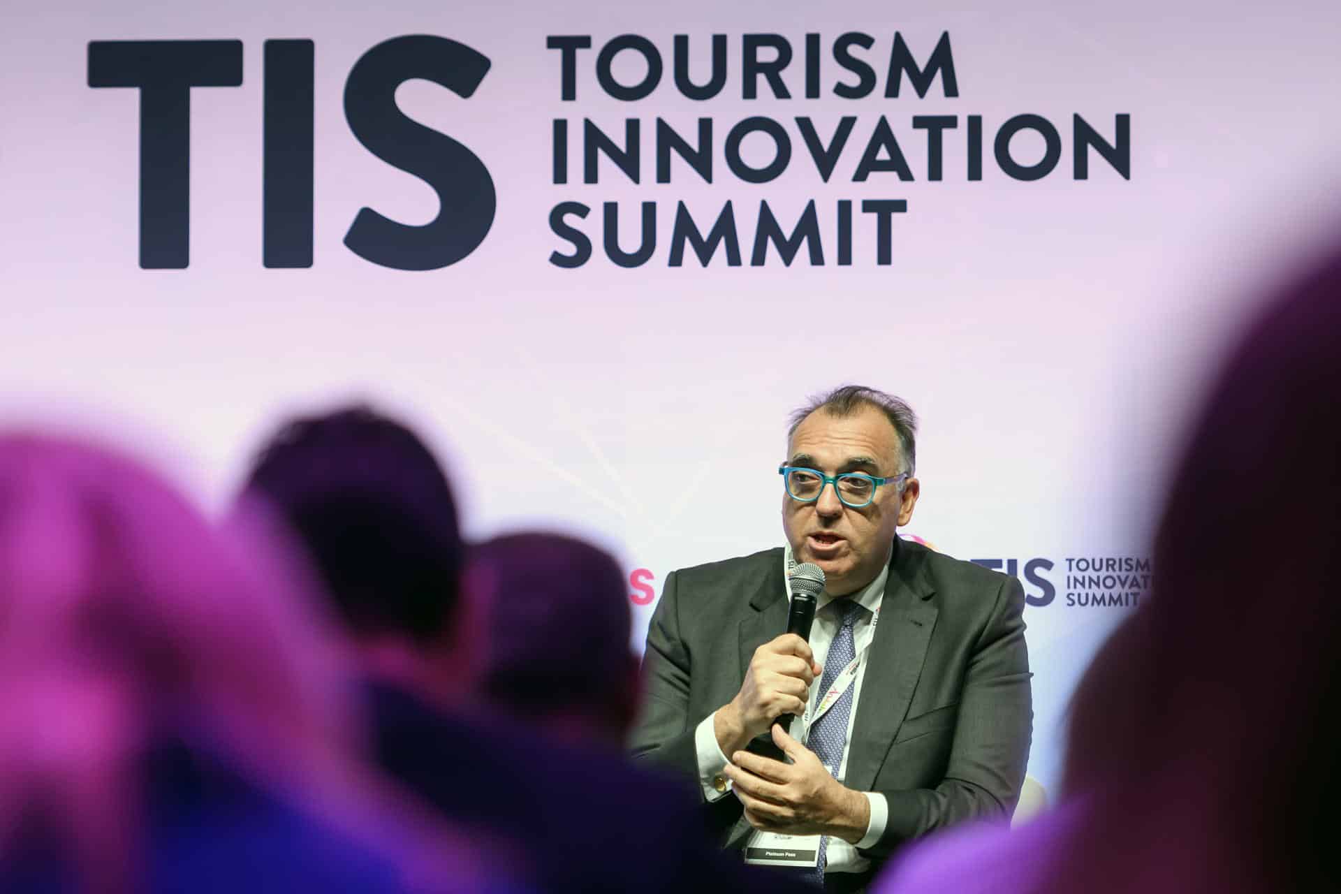 El consejero de Turismo y Andalucía Exterior de la Junta de Andalucía, Arturo Bernal, durante su intervención en el Foro de Regiones Turísticas Innovadoras en el marco del Tourism Innovation Summit, en Sevilla. Imagen de archivo. EFE/Raúl Caro