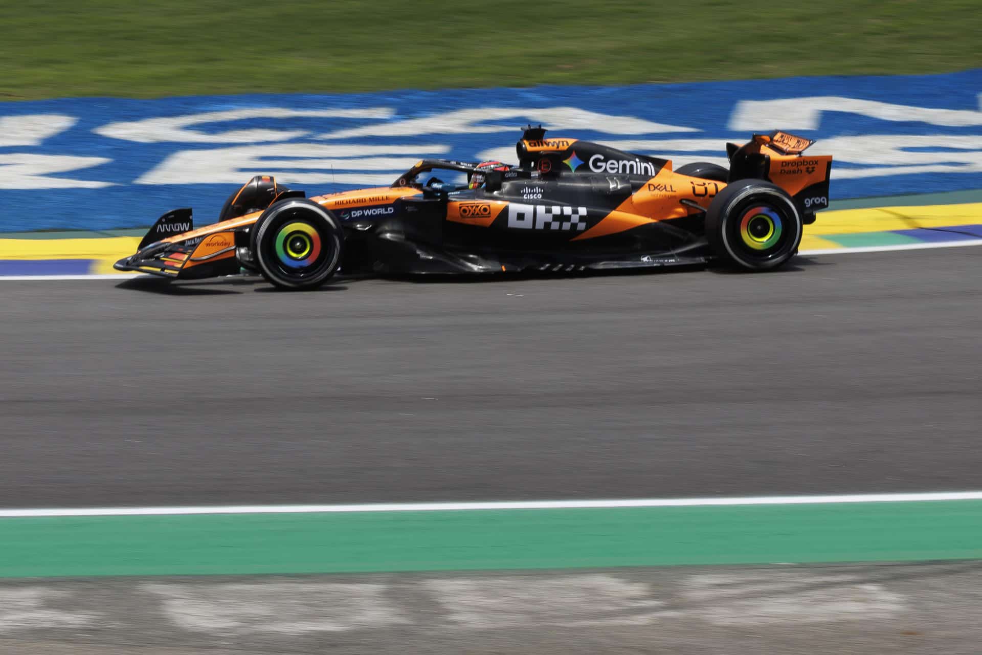 El australiano Oscar Piastri (McLaren), en el circuito de Interlagos, donde este fin de semana se disputa el GP de Sao Paulo de Fórmula Uno. EFE/ Isaac Fontana