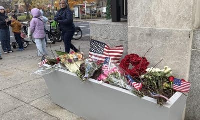 Fotografía que muestra flores y banderas este viernes, en homenaje a los dos Guardias Nacionales, Sarah Beckstrom y Andrew Wolfe que fueron atacados en un tiroteo el pasado miércoles en Washington (EE.UU). EFE/ Octavio Guzmán