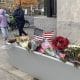 Fotografía que muestra flores y banderas este viernes, en homenaje a los dos Guardias Nacionales, Sarah Beckstrom y Andrew Wolfe que fueron atacados en un tiroteo el pasado miércoles en Washington (EE.UU). EFE/ Octavio Guzmán