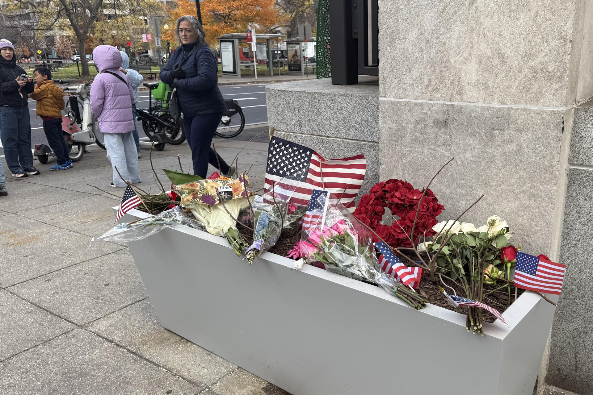 Fotografía que muestra flores y banderas este viernes, en homenaje a los dos Guardias Nacionales, Sarah Beckstrom y Andrew Wolfe que fueron atacados en un tiroteo el pasado miércoles en Washington (EE.UU). EFE/ Octavio Guzmán