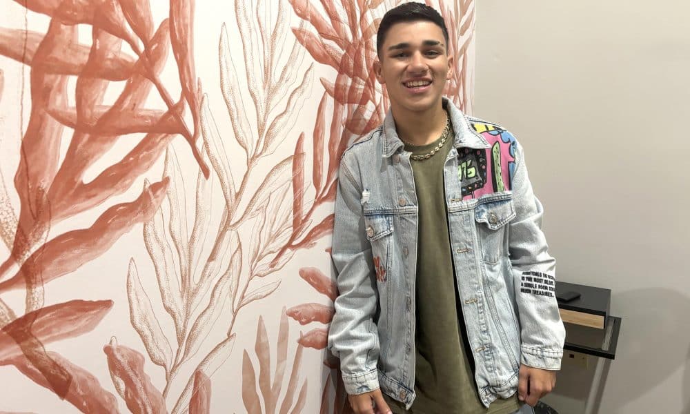 El salsero puertorriqueño Luis Vázquez fue captado es lunes, 3 de noviembre, al posar durante una entrevista con EFE, en San Juan (Puerto Rico). EFE/Esther Alaejos