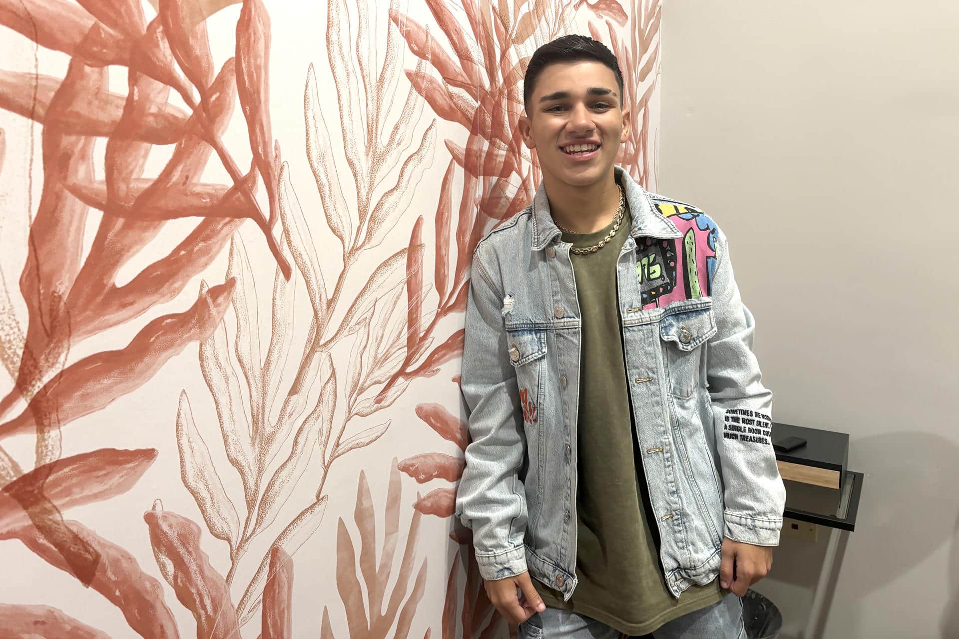 El salsero puertorriqueño Luis Vázquez fue captado es lunes, 3 de noviembre, al posar durante una entrevista con EFE, en San Juan (Puerto Rico). EFE/Esther Alaejos