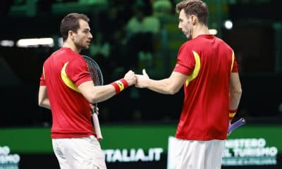 Los españoles Marcel Granollers y Pedro Martínez durante el partido ante Tomas Machac y Jakub Mensik, de República Checa, este jueves en Bolonia. EFE/EPA/ELISABETTA BARACCHI